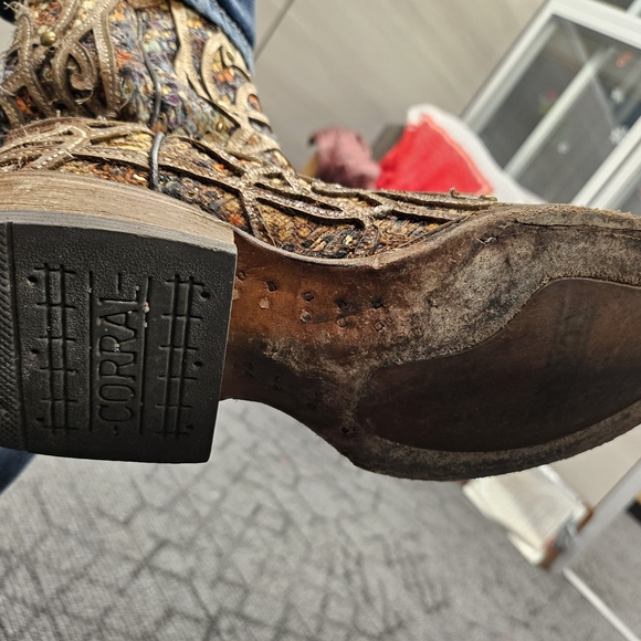 Artisan Embroidered Heeled Boots - Picture 4 of 8